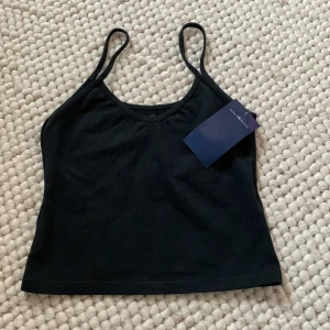 svart linne - svart linne från brandy melville ⚡️nyskick och endast testat en gång. lappen kvar. det är onesize men skulle säga att linnet passar xs-m. kontakta mig vid intresse eller för fler bilder 🫶🏼 kontakta mig för fler bilder