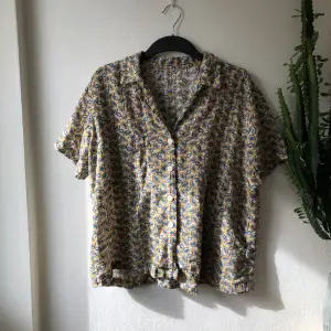 Snygg vintage sommarskjorta, med lite glittrigt inslag i tyget