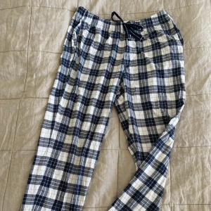 Pyjamasbyxor  - Blårutiga pyjamasbyxor i storlek M. Använda max 5 ggr så inpricip nyskick. Jag säljer dem då de är alldreles för kort för mig som är 180cm (därav ej några bilder när jag har på mig dem), passar snarare för dem som är under 170. Köpta för 299kr :)