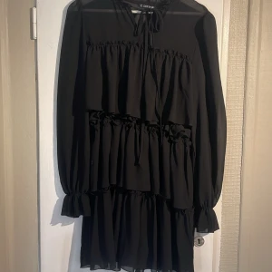 Klänning  - superfin klänning ifrån shein, är i  fint skick!🖤