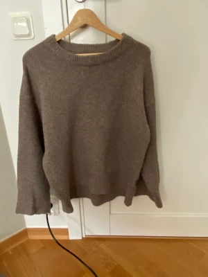 Sweatshirt  - En sweatshirt från Kappahl men från märket Pieces och är i storlek S. Denna är aldrig använd och passar även M.