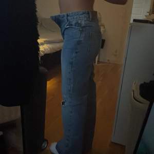 Säljer mina snygga jeans från Gina då dom är för små på mig tyvärr, endast testade💗 långa på mig som är 1,65. Dom är high waist. Säljer även fler kläder på min profil❤️
