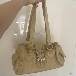 Y2K beige väska med hjärtan - Rymlig axelbandsväska/handväska. Äkta läder. Inga defekter.