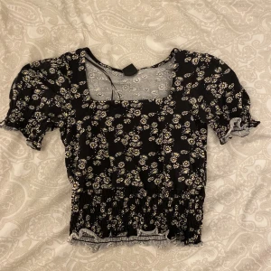Blommig blus🪷 - Blus från Gina Tricot i XS, använd men i bra skick!