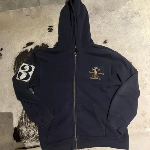 Polo Ralph Lauren ziphoodie - Väldigt snygg och ovanlig Ralph Lauren ziphoodie. Säljer den pga att den är för liten för mig (jag är 180). Mörkblå i storlek M, jag tror barnstorlek. Bra skick och grym kvalitet. 