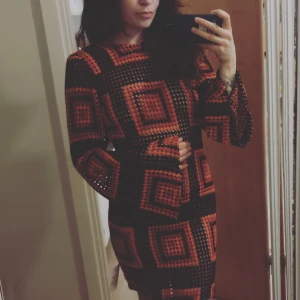 Virkad klänning - Jätte snygg virkad klänning, öppen rygg "Grov" Stickad så man ser igenom hålen Storlek S, har bara testat denna 