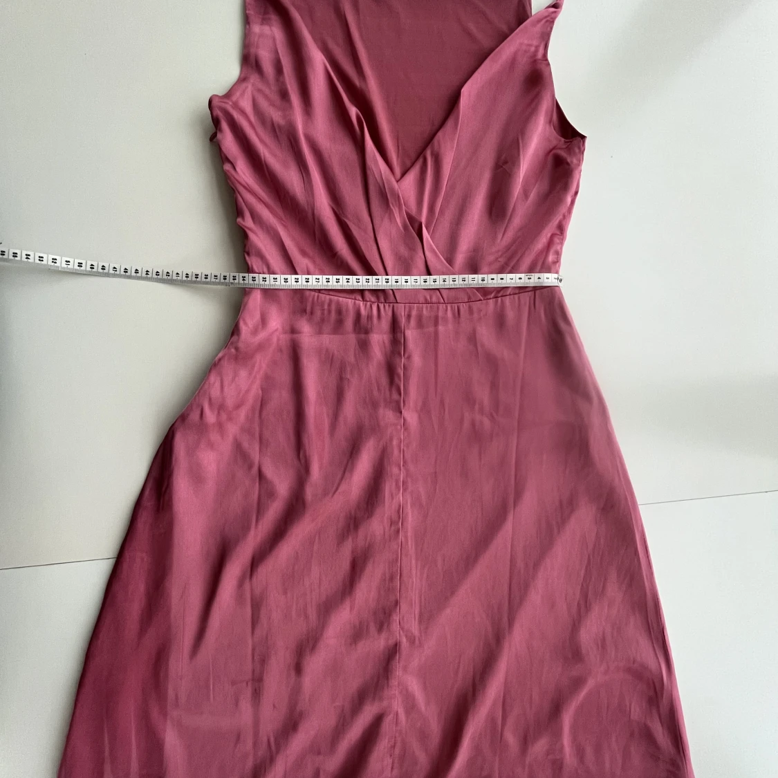 Rosa satinklönning med öppen rygg