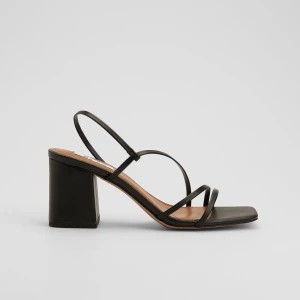 Klackar - Nya klackar som endast är använda en gång, säljer pga kommer inte till användning. Helt nyskick, storlek 39.