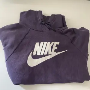 Säljer en mörklila hoodie ifrån Nike, köpt från Stadium😊 Använd, då färgen är lite tvättad som man kan se på andra bilden. Annars är tröjan i fint skick!  (ränderna på första bilden försvinner ifall man förstorar bilden) 