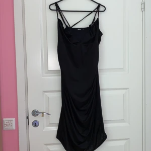 Festklänning får bikbok i bra skick. Endast använd 1 gång❤️ - Säljer denna fina klänning från bikbok. Så snygg men har blivit för stor på mig ❤️❤️