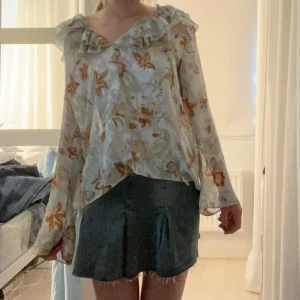 Blus från zara  - Såå fin blus från zara som är köpt förra året. Den är som ny 🩷 se materialet bättre på tredje bilden, det är broderade blommor 