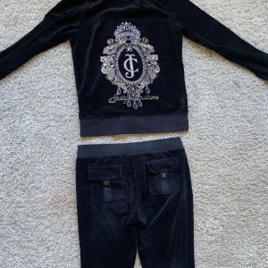 Juicy dress  - Svart vintage juicy sett!! Storlek s på byxorna och en l på tröjan men den sitter som en s🌸