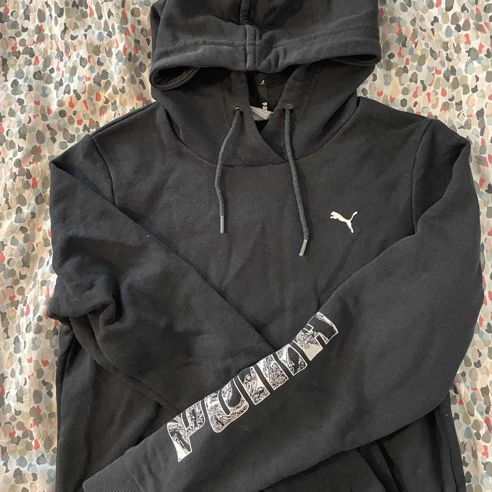 Puma hoodie i fint skick. I tröjan står det storlek M men skulle säga att det är en xs/s. Skriv för fler bilder eller frågor💗Tar emot priaförslag.. Hoodies.