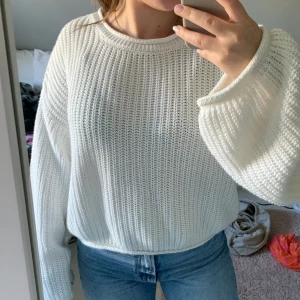 Stickad tröja - Stickad tröja med vida armar. Tunn och lite ”hålig” så den är inte så varm så den är perfekt nu till sommaren. 