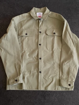 Zara overshirt  - Oanvänd. Säljer den eftersom den är för stor för mig