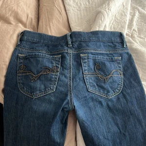 Lågmidjade jeans  - Säljer dom här lågmidjade jeansen från diesel! Jättefina fickor med detaljer💕Inga defekter. Är bra i längden på mig som är 173 cm. Storlek 29 på dom, och dom passar mig som brukar ha S. Köparen står för frakten. 