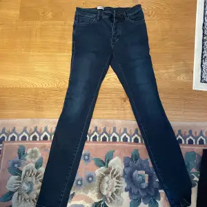 Snygga neuw jeans. Använda men ser i princip nya ut. Strlk W28 L32