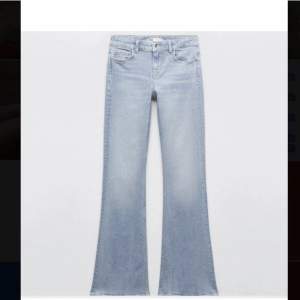 Low waist zara jeans som är slutsålda överallt. Uppsydda så att de passar någon mellan 155-160. 