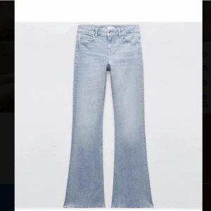 Denim - Low waist zara jeans som är slutsålda överallt. Uppsydda så att de passar någon mellan 155-160. 