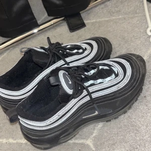 Dam nike skor - Använda kanske 2-3 gånger, inte min stil längre därför säljer jag dem. Inget som är sönder utan dem är som ett par helt nya skor. Ge gärna bud över 600