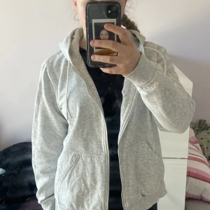 Grå h&m hoodie - Grå vanlig hm hoodie inte mycket använd(i bra skick)