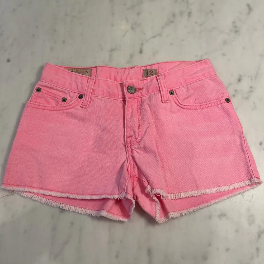 Ett par jättefina neonrosa Ralph Lauren short i barnstorlek 12 år💕 Rak i modellen och skönt jeansmaterial🫶. Shorts.