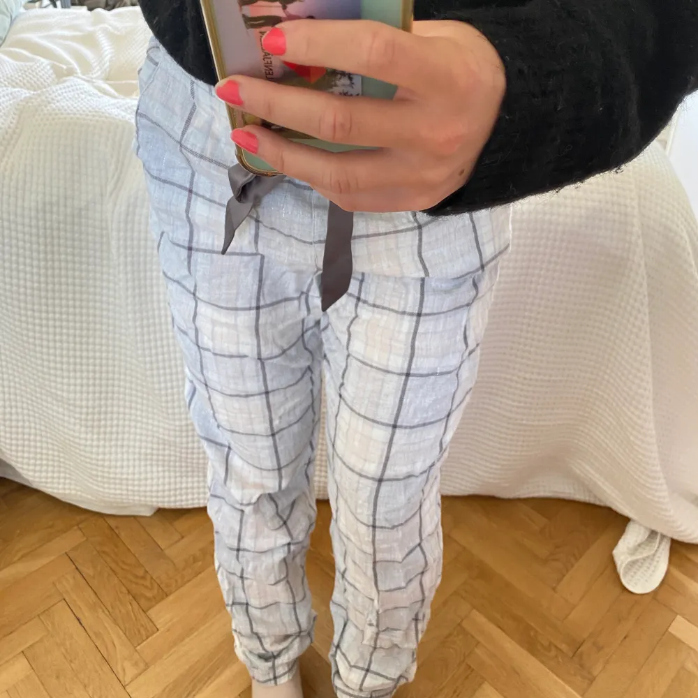 Supersköna pyjamasbyxor i grå o rosa med silverdetaljer i💕. Jeans & Byxor.
