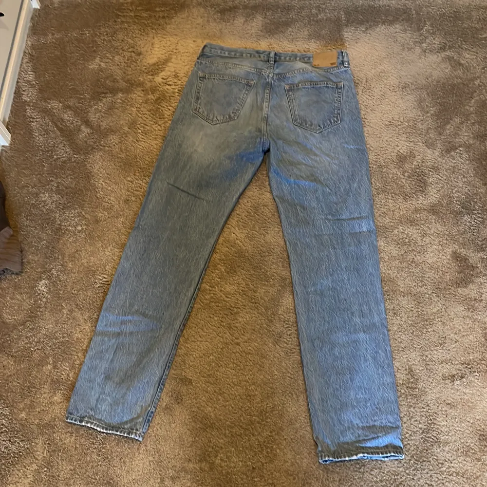 Sjyssta jeans med perfekt passform. Nypris: 300kr. Knappt använda. Har lagt upp en till annons om likadana byxor med det är ej samma.. Jeans & Byxor.