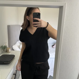 Stickad väst - Stickad väst från zara som endast är använd en gång, alltså i nyskick! Storlek S