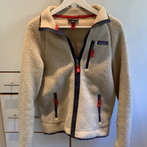 Patagonia fleece/jacka - Patagonia fleece i mycket bra skick. Säljer för den blivit för liten.  Nypris 1200 Pris kan diskuteras  
