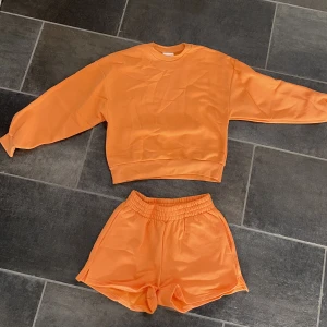 Oranget mjukisset  - Mjukisset med shorts och sweatshirt i en somrig orange färg!  Shorts i storlek S  Tröja i storlek XS Går även att köpa separat! Isåfall tröjan för 200kr och shorts för 150kr. Men hela setet för 300kr  