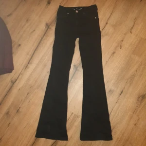 Flared jeans - Flared/bootcut jeans med stretch, skriv gärna vid eventuella frågor. Säljer dessa då de ej passade när jag köpte😫(KAN FIXA PAKETPRIS OCH RABATT VID KÖP AV FLERA GREJER SAMT SAMFRAKT❗)