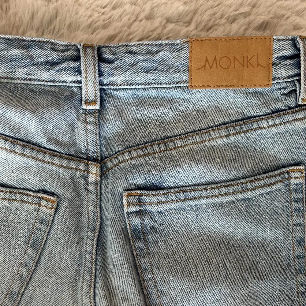 Jeans från monki i storlek 28. Jeans & Byxor.