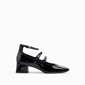 Populära Mary Jane med låg klack & flera spännen - Slutsålda Mary Jane sandaler/klackar i svart lack. Var fel storlek för mig men jag glömde lämna tillbaka dem. Sköna och bra kvalitet, de har extra vaddering i sulan. Superfina till både kjol och byxor ❤️ Säljer för inköpspris då dem är helt slutsålda