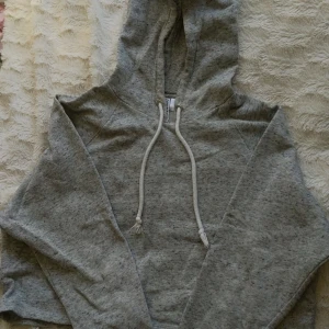Grå croppad hoodie. Längd 43cm - Frågor eller fler bilder? Skicka ett meddelande 