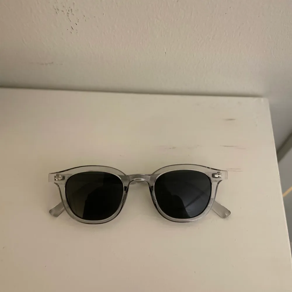 Säljer dessa riktigt schyssta solglasögon som kommer passa perfekt nu när de börjar bli sommar. Har endast använt dem några få gånger så de är fortfarande i nyskick. Säljer pågrund av att dem inte passa min stil riktigt. Hör av er vid funderingar! . Asusteet.