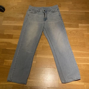 Jeans - Snygga och sköna blå/grå baggy jeans i okej skick, en lagning på knät. Storlek XS men sitter som S/M. Köpare står för frakt