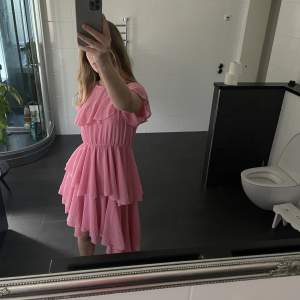 Säljer denna superfina rosa klänningen från NA-KD!🌸I str 40, men passar även mig som vanligtvis har storlek 36💓Helt Slutsåld på deras hemsida! 