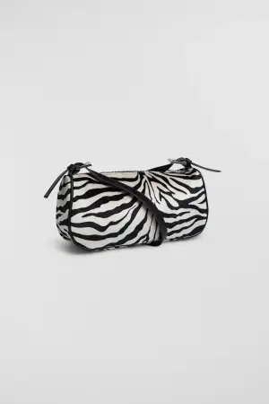 Skit snygg zebramönstad väska som tyvärr inte kommer till användning tillräkligt mycket. Skicket är jättebra ser oanvänd ut.