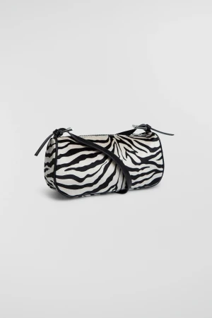 Zebra väska  - Skit snygg zebramönstad väska som tyvärr inte kommer till användning tillräkligt mycket. Skicket är jättebra ser oanvänd ut.