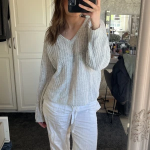 Stickad tröja  - Säljer denna stickade tröja då den inte kommer till användning. Knappt använd! Passar s/m.