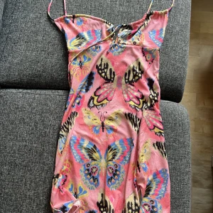 Klänning - Klänning från bershka. sparsamt använd.