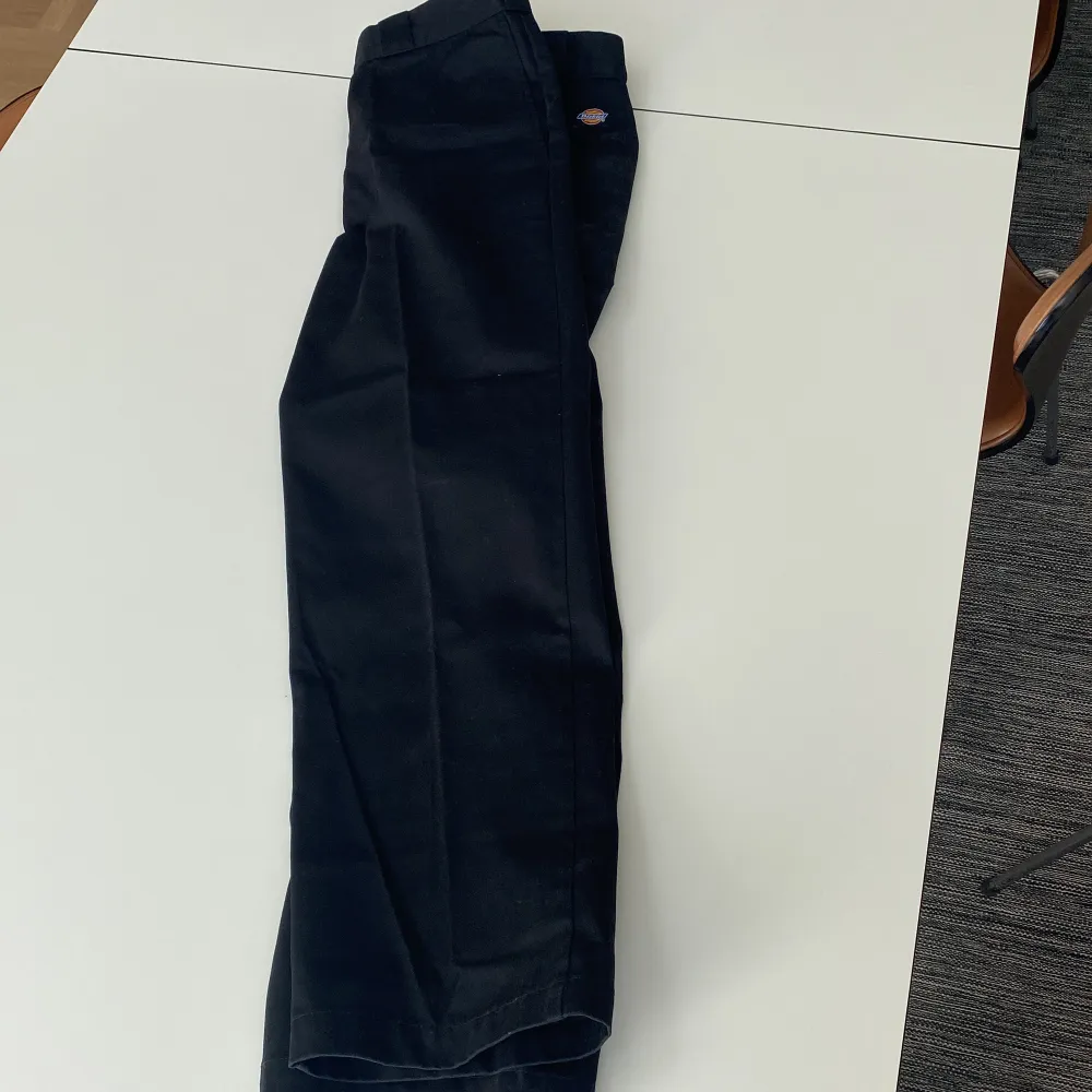 Säljer dessa orörda dickies byxor (874) i svart. Inte använda mer än en testgång och överlag skönt material. Nypris runt 750kr Size: 34/30 Skriv gärna vid intresse/frågor eller bud!. Jeans & Byxor.