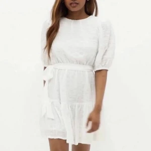 Vit klänning - Vit klänning som jag köpte på Plick. Köptes som studentklänning men hittade en annan. Jättefin! Linne material och luftig. Prislappen kvar, aldrig använd  