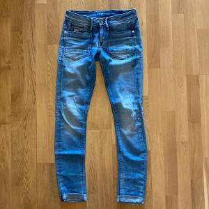 G-Star jeans - Jeans från G-Star. Använda ett fåtal gånger och är därmed i mycket gott skick. Storlek 28/34.
