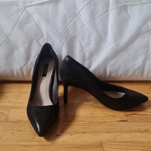 Klackskor  - Svarta klackskor. Glänsande svarta. Som en Glänsande mocka.