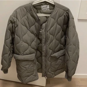 Vår jacka  - Säljer denna super fina vår jacka💕 köpt här på Plick men den var lite för stor på mig💖