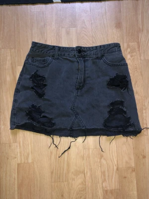 Jeans kjol! - Jeans kjol med hål i!(dem ska vara där:) Har inte använt men köpt den second hand, bra skick ändå! Köpare står för frakt❤️