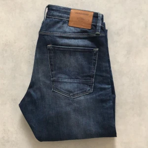 Jack & Jones Jeans - Jack & Jones Jeans Chris loose fit. Använt max 3 gånger så är i perfekt skick jag säljer då de inte  passar mig längre. Skriv för fler bilder eller om du har några funderingar! 