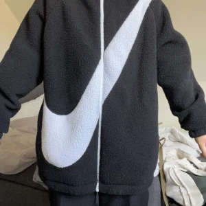 Nike jacka  - Nike jacka som man kan vända ut och in så får man en ny jacka. Super skön dock lite för stor för mig som är 160cm.  Hör av dig för fler bilder! 